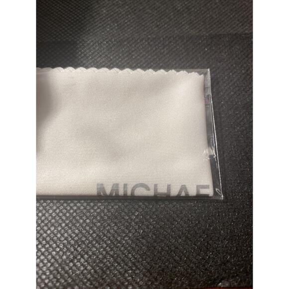 Michael Kors’s new white authentic glass case with cleaning towel - Picture 6 of 6